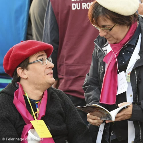 Deux personnes au Pèlerinage du Rosaire discutant