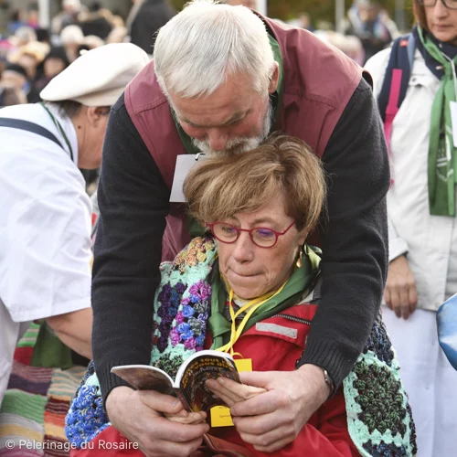 Couple âgé se soutenant lors d'un pèlerinage