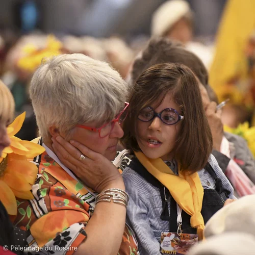 Femme et enfant au Pèlerinage du Rosaire, France