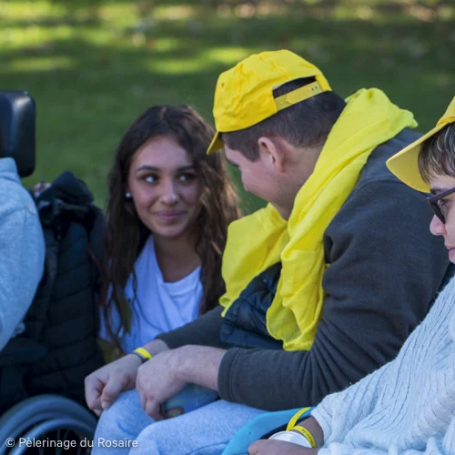 Jeunes pèlerins au Pèlerinage du Rosaire.
