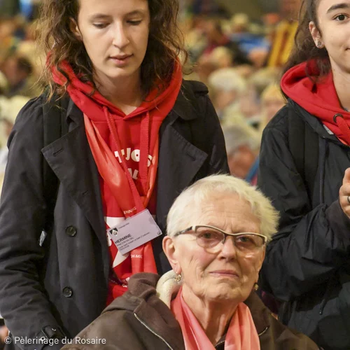 Pèlerinage du Rosaire : Jeunes aidant une personne âgée