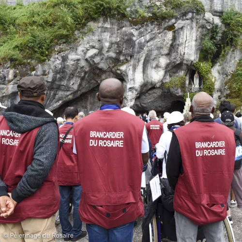 Pèlerinage du Rosaire, brancardiers devant la grotte de Lourdes