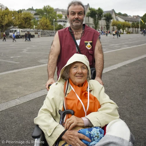Pèlerinage du Rosaire : Femme en fauteuil roulant à Lourdes