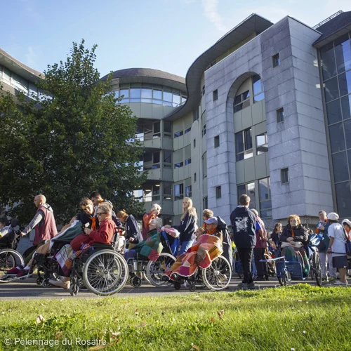 Pèlerinage du Rosaire: groupe de personnes en fauteuil roulant