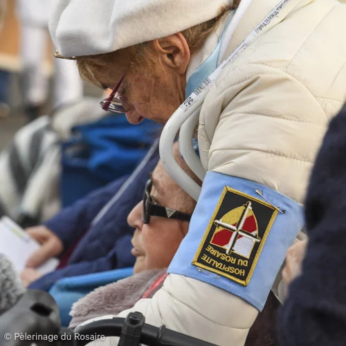 Pèlerinage du Rosaire: Bénévoles aidant des personnes âgées.