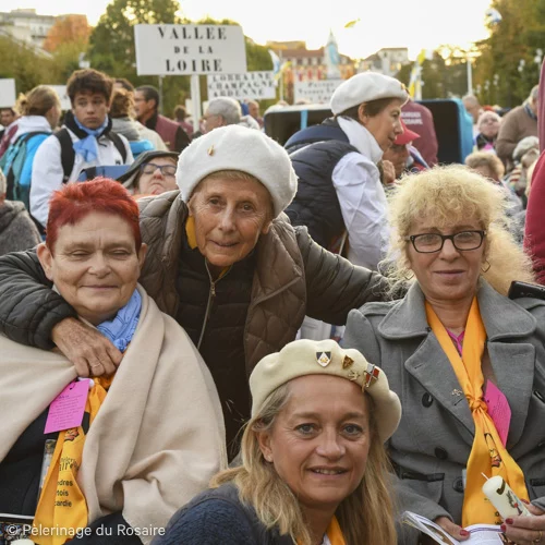 Pèlerinage du Rosaire : groupe de personnes souriantes