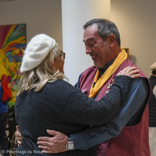 Couple dansant au Pèlerinage du Rosaire, sourires partagés