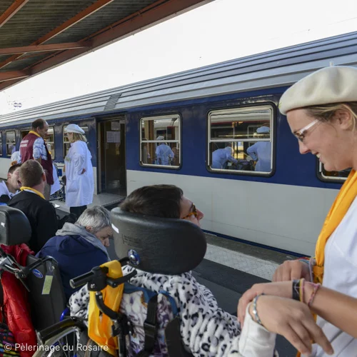 Pèlerinage du Rosaire en train avec personnes handicapées