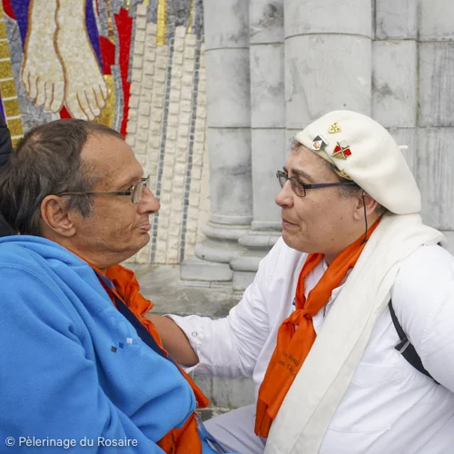 Pèlerinage du Rosaire à Lourdes, pèlerins en conversation