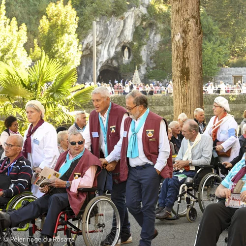 Pèlerins et volontaires à Lourdes lors du Pèlerinage du Rosaire