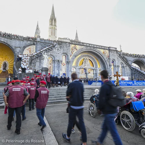 Pèlerinage du Rosaire à Lourdes avec personnes handicapées.
