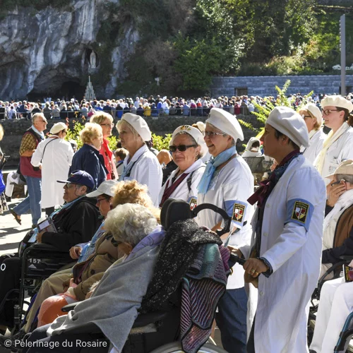 Pèlerinage du Rosaire à Lourdes: personnes en fauteuil roulant et infirmières