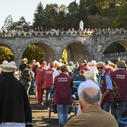 Pèlerinage du Rosaire à Lourdes, brancardiers en procession