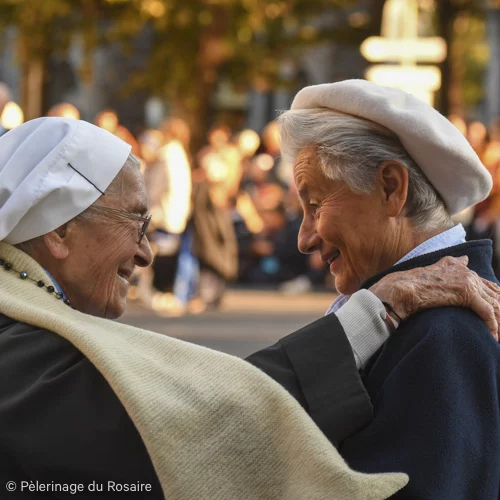 Deux femmes âgées souriant au Pèlerinage du Rosaire