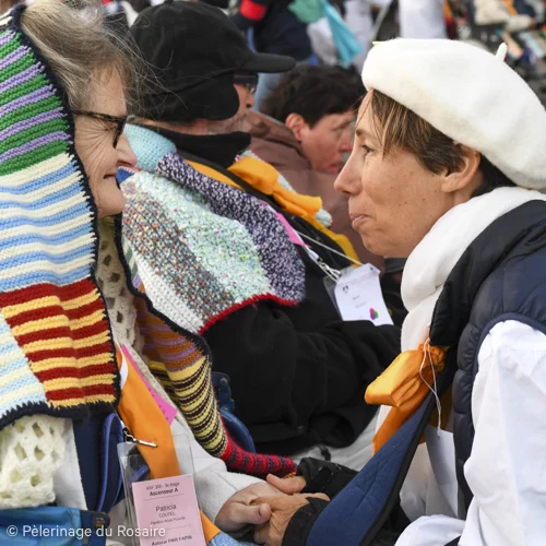 Deux femmes discutent au pèlerinage du Rosaire