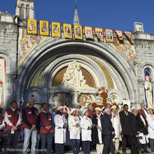 Pèlerinage du Rosaire à Lourdes devant la basilique