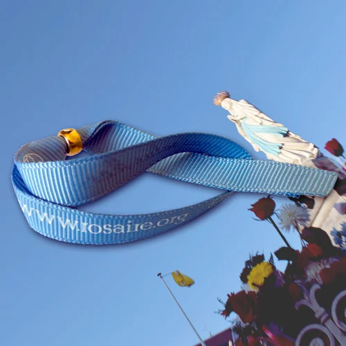 Bracelet bleu www.rosaire.org avec Vierge Marie et ciel bleu