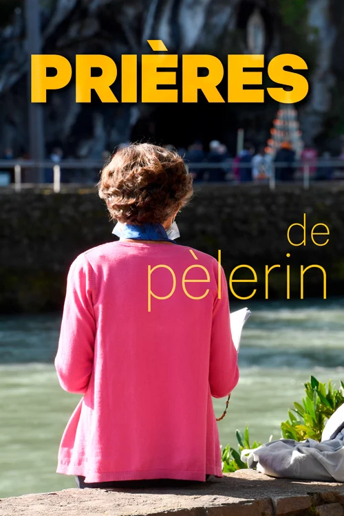 Pèlerin prie à Lourdes devant la grotte.