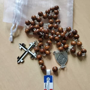 Chapelet en bois avec croix et rose fabriqués en France