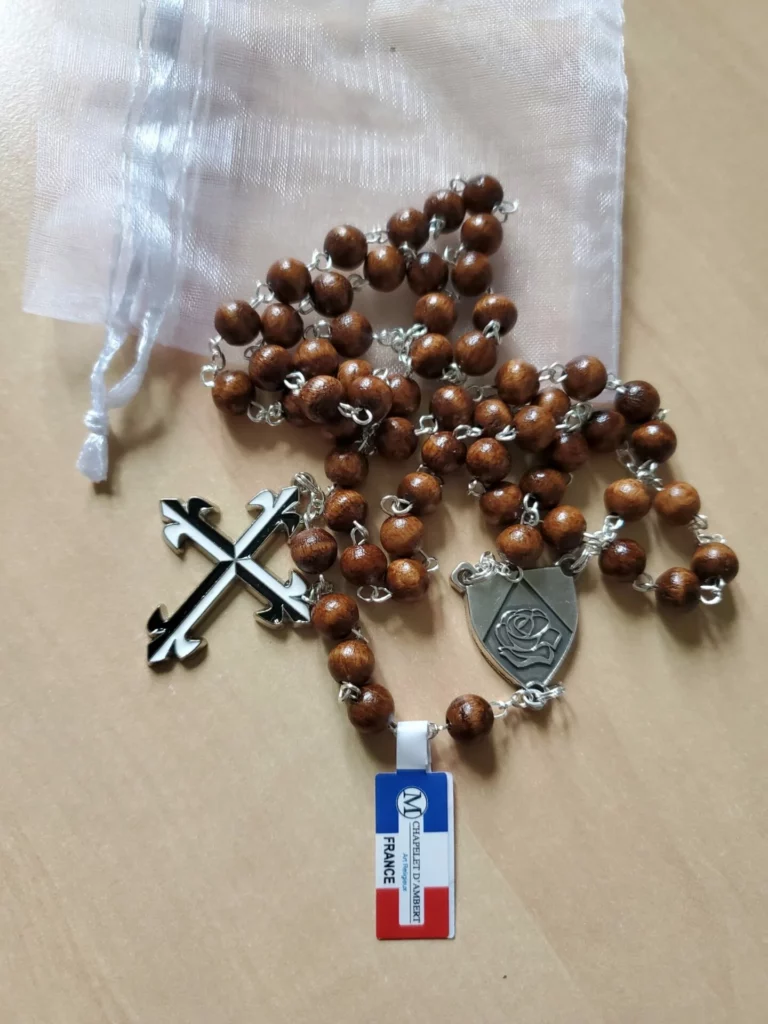 Chapelet en bois avec croix et rose fabriqués en France