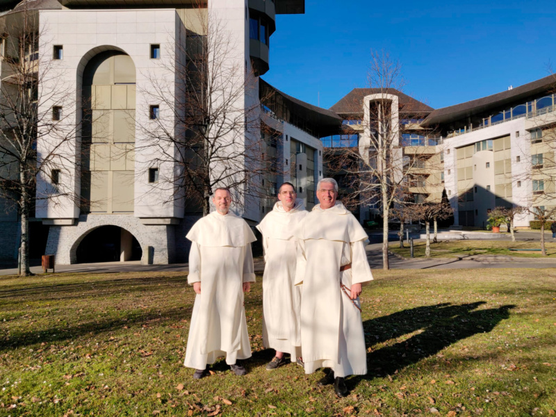 Les frères Lionel, Timothée et Hugues-François devant l'Accueil Notre Dame