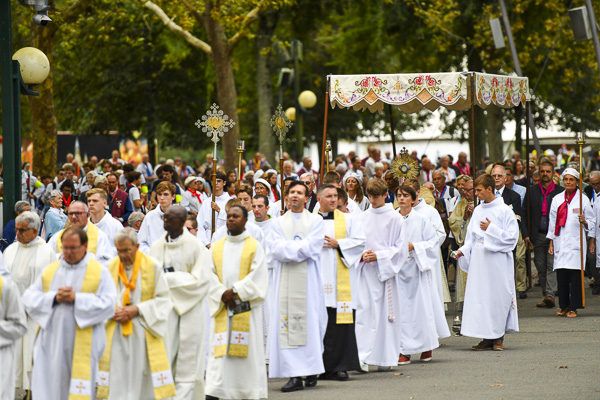 Procession eucharistique du mercredi avec les reliques de saint Thomas d'Aquin et de sainte Bernadette