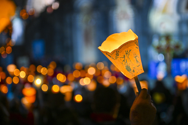 Procession mariale aux flambeaux du jeudi soir, avec la chorale et les jeunes du Rosaire