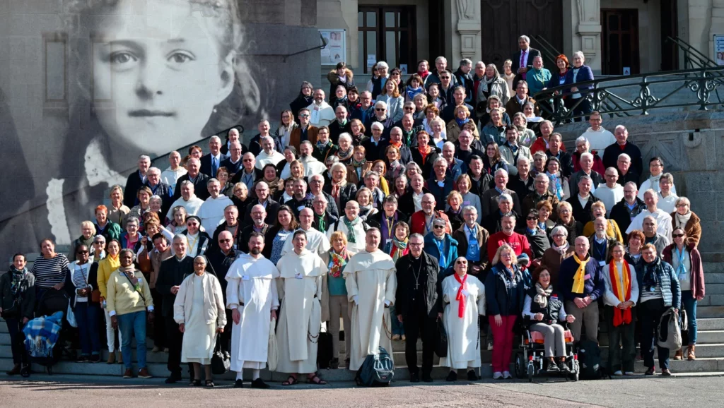 Groupe de pèlerins à Lisieux devant Basilique Sainte-Thérèse