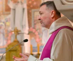 Prêtre donnant un discours dans une église