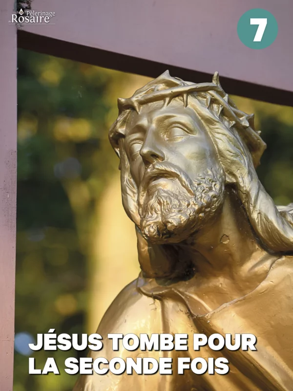 Statue dorée de Jésus Christ portant une couronne d'épines