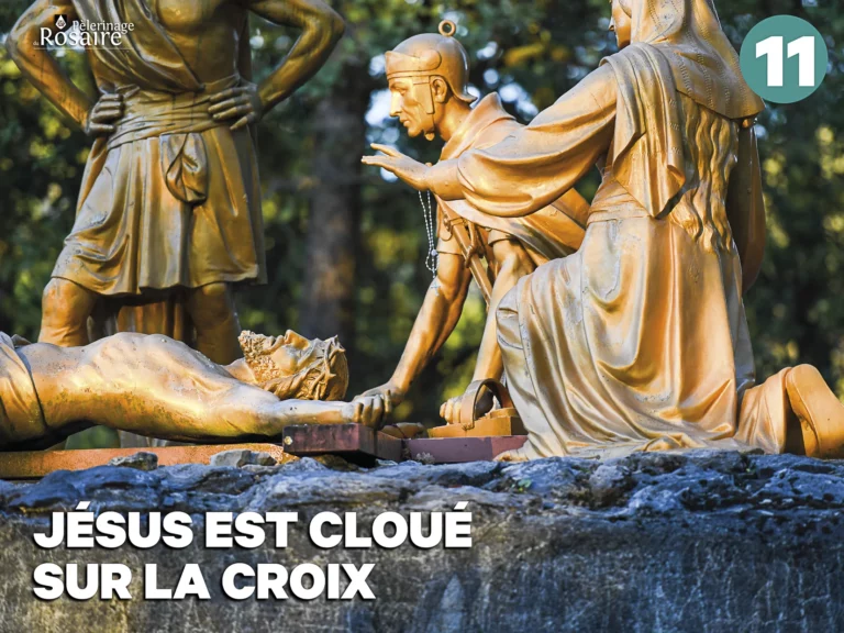 Sculpture dorée représentant Jésus cloué sur la croix.
