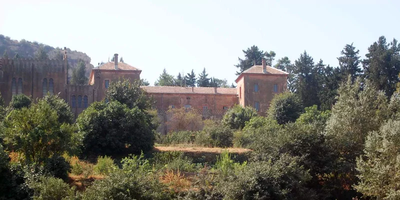 Ancien château entouré de verdure en France
