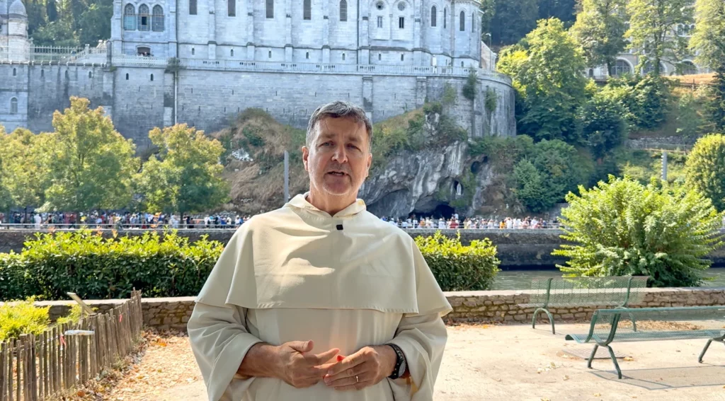 Père en pèlerinage à Lourdes, France