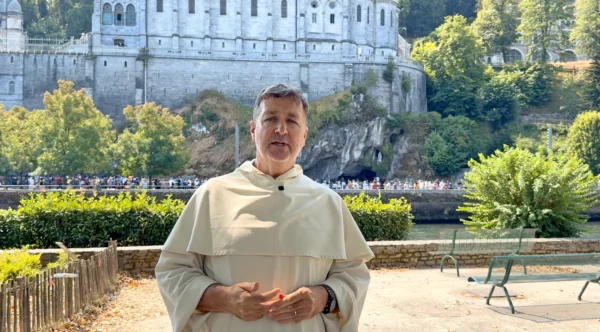 Père en pèlerinage à Lourdes, France