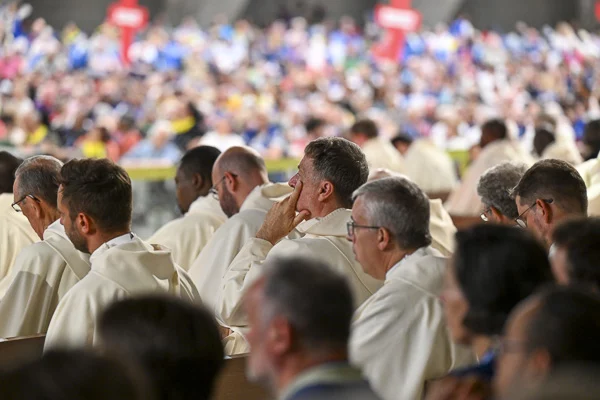 Groupe de religieux en assemblée dans un grand espace