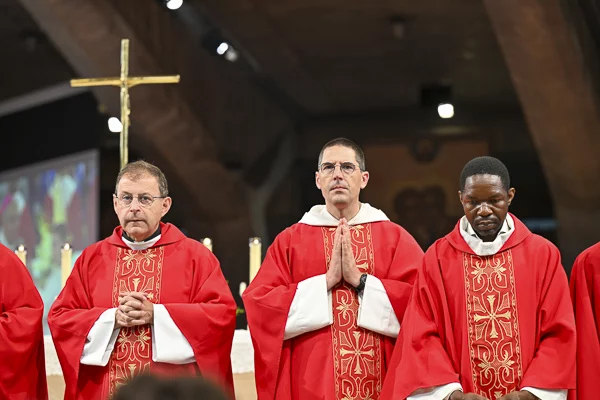 Prêtres en habits rouges lors d'une cérémonie religieuse.