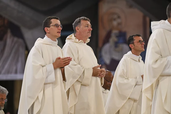 Moines en robe blanche participant à une cérémonie religieuse