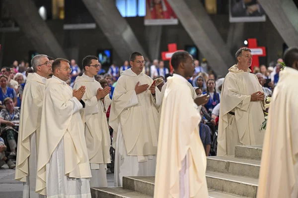 pelerinage rosaire lourdes dominicains servir pelerinsreligieux ceremonie interieur
