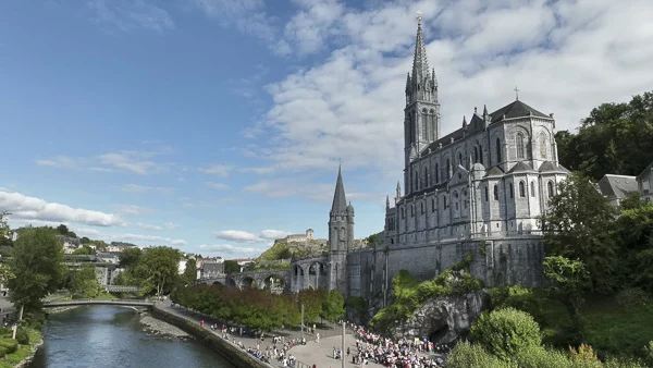 Basilique Sacré-Cœur de Lourdes vue depuis le Gave de Pau