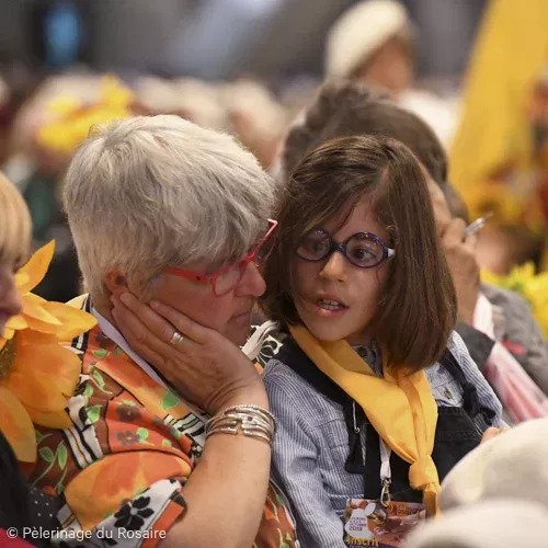 Femme et enfant au Pèlerinage du Rosaire